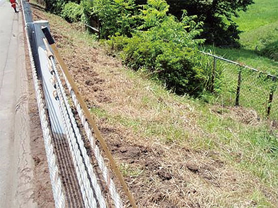 <p>しっかりとした下地処理が重要です。<br />
雑木等の切り株や不陸があると隙間ができたり<br />
破れに繋がる可能性が高まります。<br />
また不陸は施工後のシートの上に土が溜まりやすくなる原因にもなります。</p>
