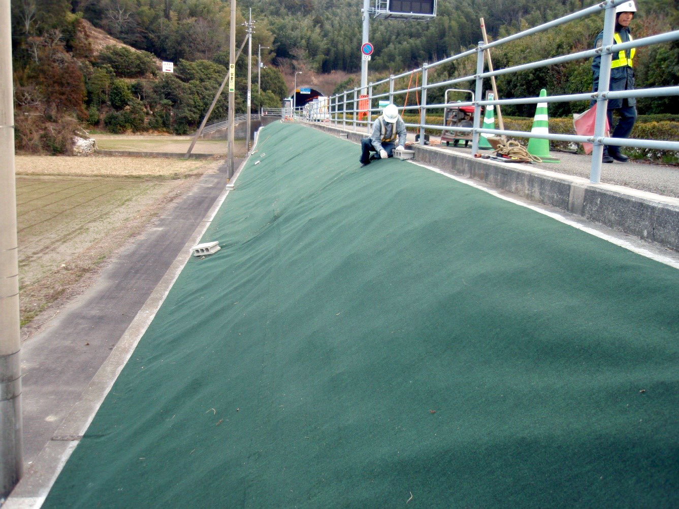 <p>塗布した接着剤は10分ほど放置し、膜が張ってきてから圧着してください<br />
※状況に応じてコンクリートビス等で固定強化してください</p>
