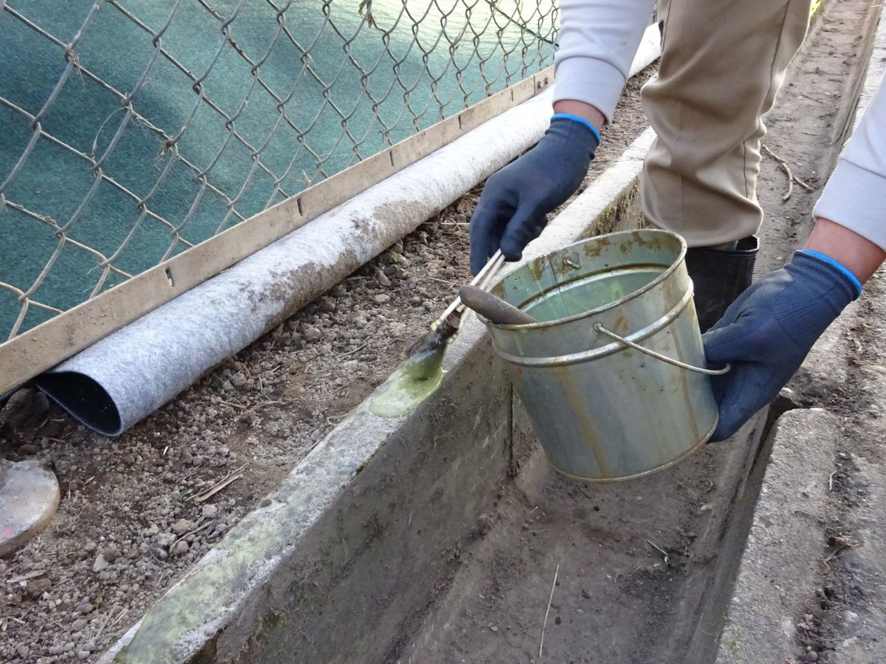 <p>被着面の汚れ・埃を除去し接着剤を塗布してください<br />
（塗布量は10㎝×10m当たり500gを目安）</p>
