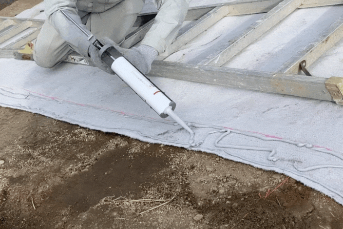 ConcreteFabric_専用粘着剤を塗布
